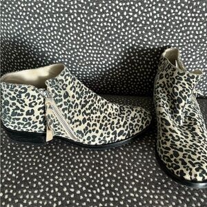 Dolce Vita Leopard Print Ankle Booties 7.5
